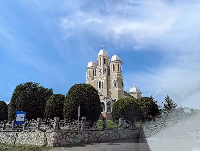 Biserica Sfinții Arhangheli Mihail și Gavriil