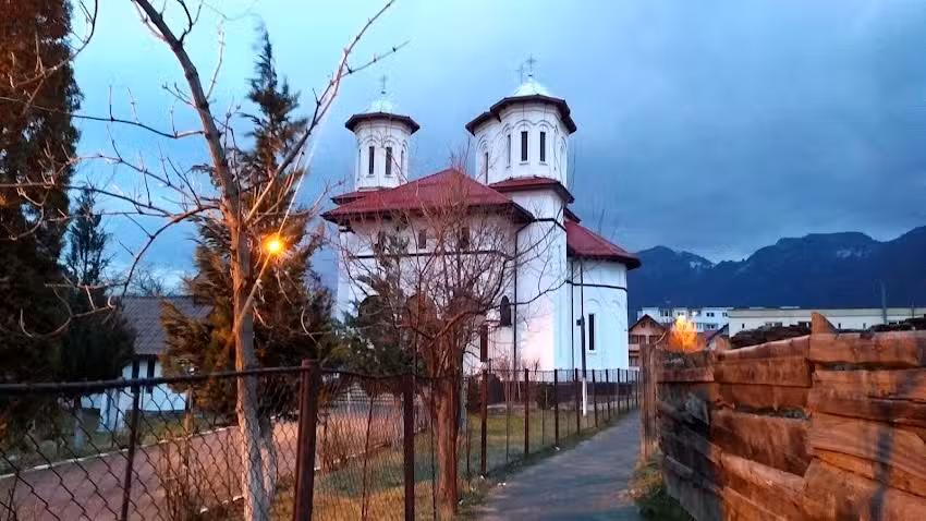 Biserica Sfinții Arhangheli Mihail și Gavril