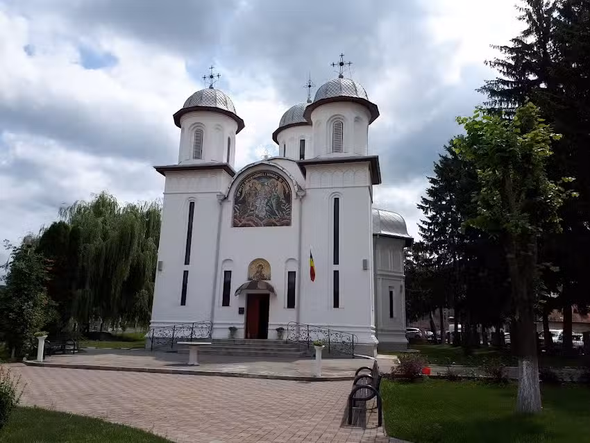 Biserica Sfinții Arhangheli Mihail și Gavril