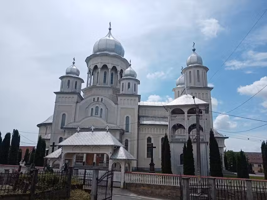 Biserica Sfinții Arhangheli Mihail și Gavril