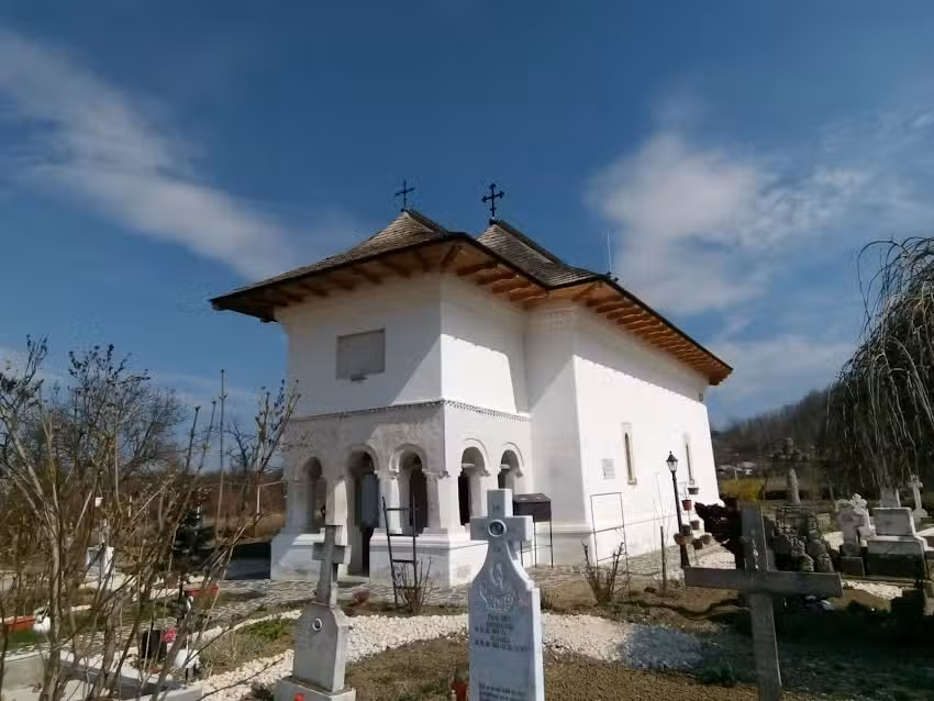 Biserica Sfinții Arhangheli Mihail și Gavril