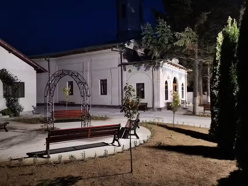 Biserica Sfinții Arhangheli Mihail și Gavril