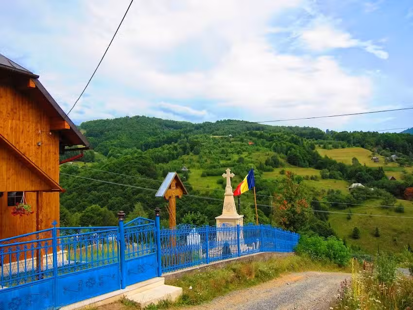 Biserica Sfinții Arhangheli Mihail și Gavril