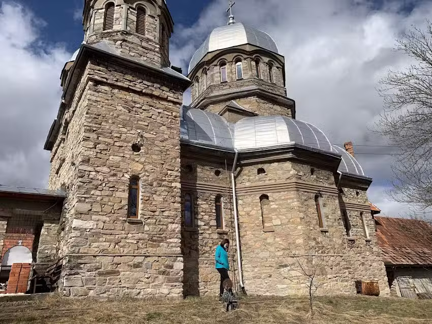 Biserica Sfinții Arhangheli Mihail și Gavril