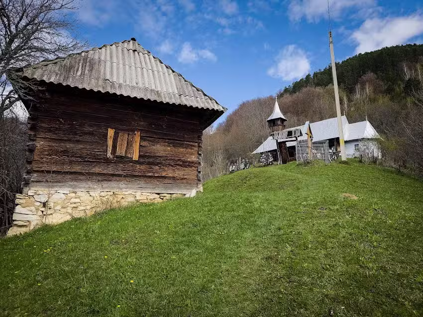 Biserica Sfinții Arhangheli Mihail şi Gavril