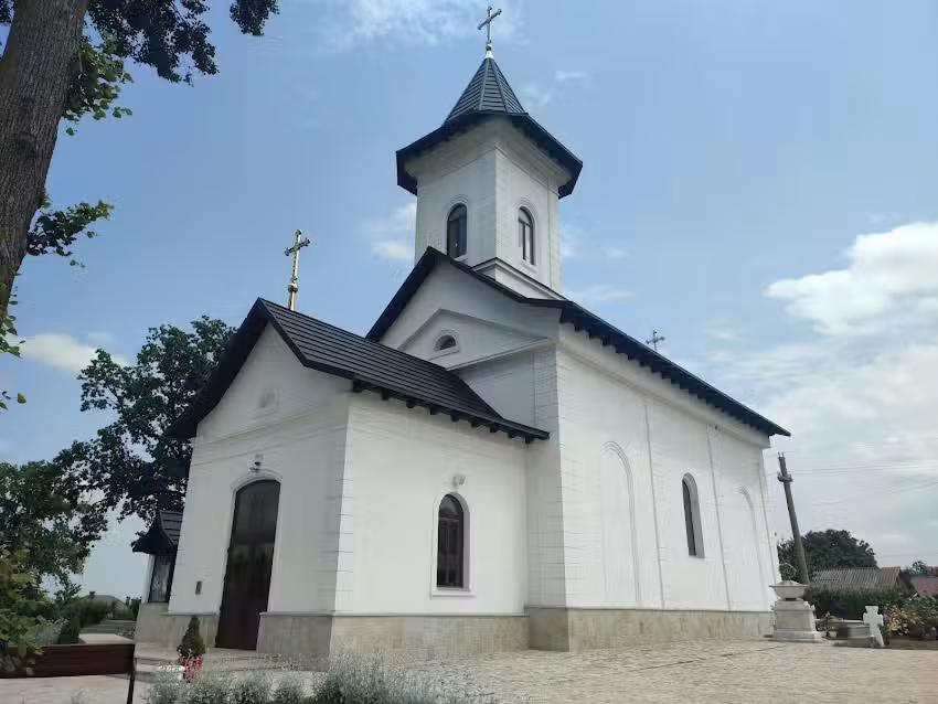 Biserica &bdquo;Sfinții &Icirc;mpărați Constantin și Elena&rdquo; Broscăuți