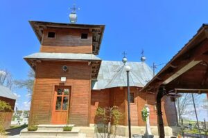 Biserica &bdquo;Sfinții &Icirc;mpărați Constantin și Elena&rdquo; &ndash; Horlăceni