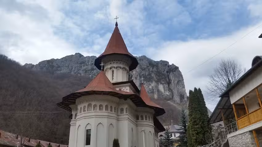 Biserica Sfinții Mihail și Gavril