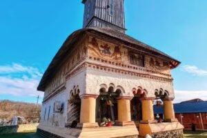 Biserica Sfinții Trei Ierarhi din Genuneni