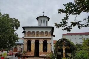 Biserica Sfinții Trei Ierarhi &ndash; Postelnicu Fir