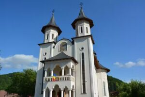 Biserica Sfinții Trei Ierarhi și Sf&acirc;nta Treime