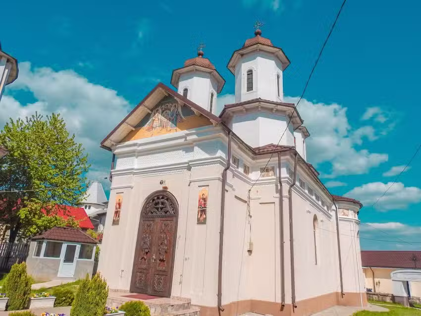 Biserica Sfinții Voievozi &ndash; Parohia Tulnici