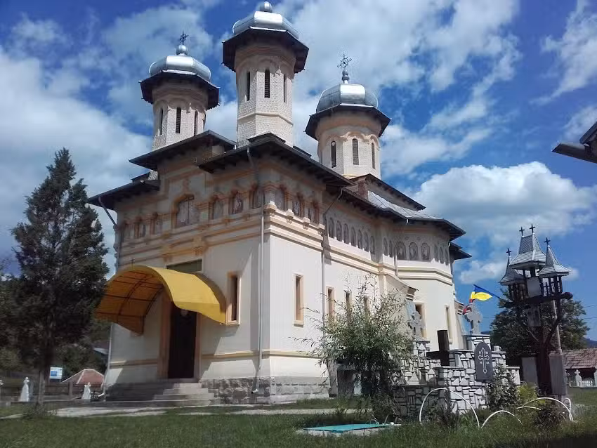 Biserica &bdquo;Ss. &Icirc;mpărați Constantin şi Elena&rdquo; Agăș