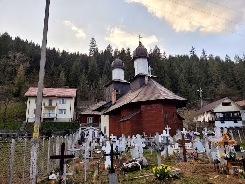 Biserica stil vechi &rdquo;Acoperăm&acirc;ntul Maicii Domnului&rdquo;