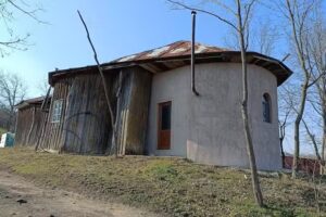 Biserica veche „Adormirea Maicii Domnului“ Cavadinești