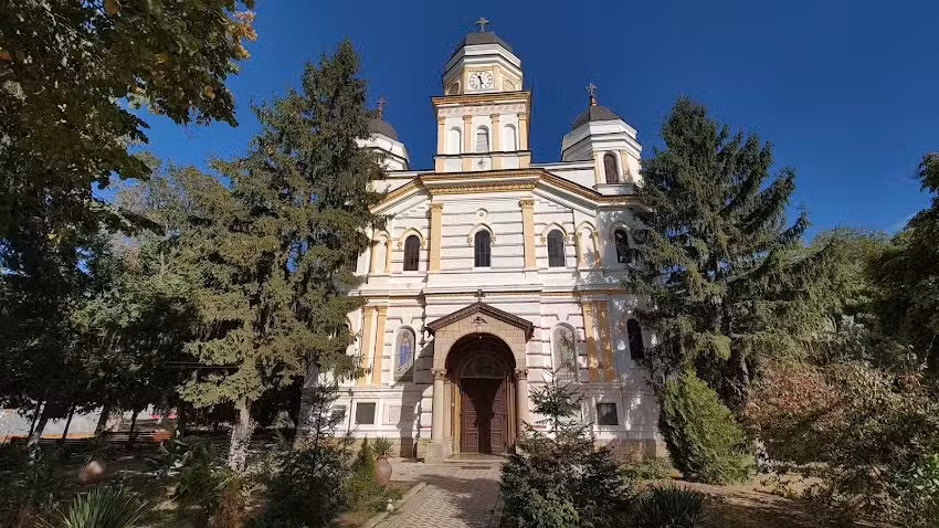 Catedrala &bdquo;Sf&acirc;nta Treime&rdquo; a Corabiei