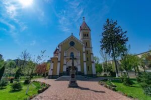 Kis Szent Ter&eacute;z Pl&eacute;b&aacute;nia