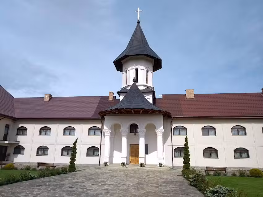 Mănăstirea de maici &bdquo;Intrarea &icirc;n Biserică a Maicii Domnului&rdquo; Rădăuți