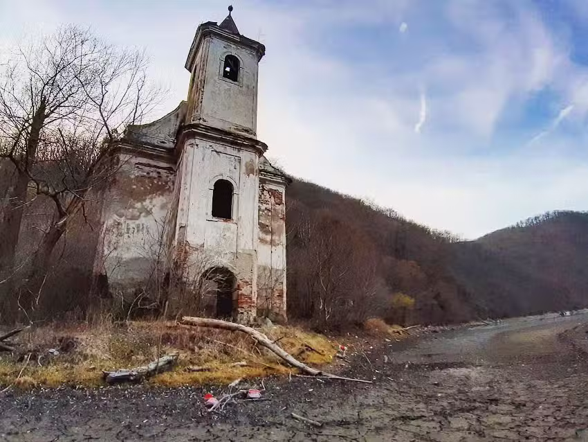 Ruinele Bisericii Catolice Baia Craiului
