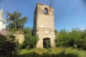 Ruinele Bisericii Reformate R&acirc;u Alb