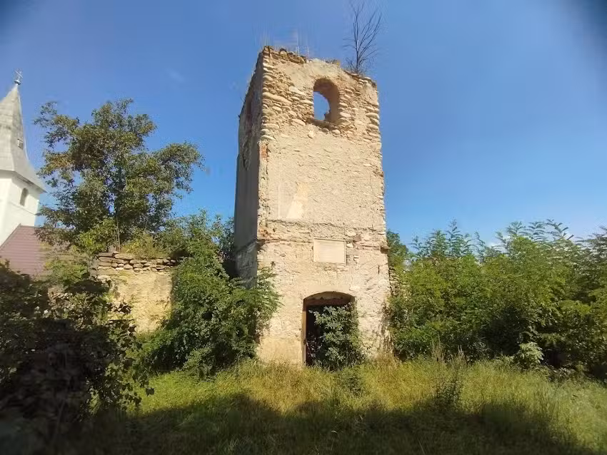 Ruinele Bisericii Reformate R&acirc;u Alb