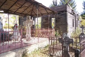 Ruinele bisericii vechi din lemn sec. XVIII
