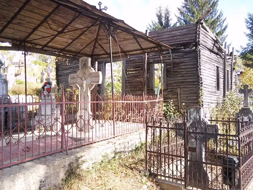 Ruinele bisericii vechi din lemn sec. XVIII