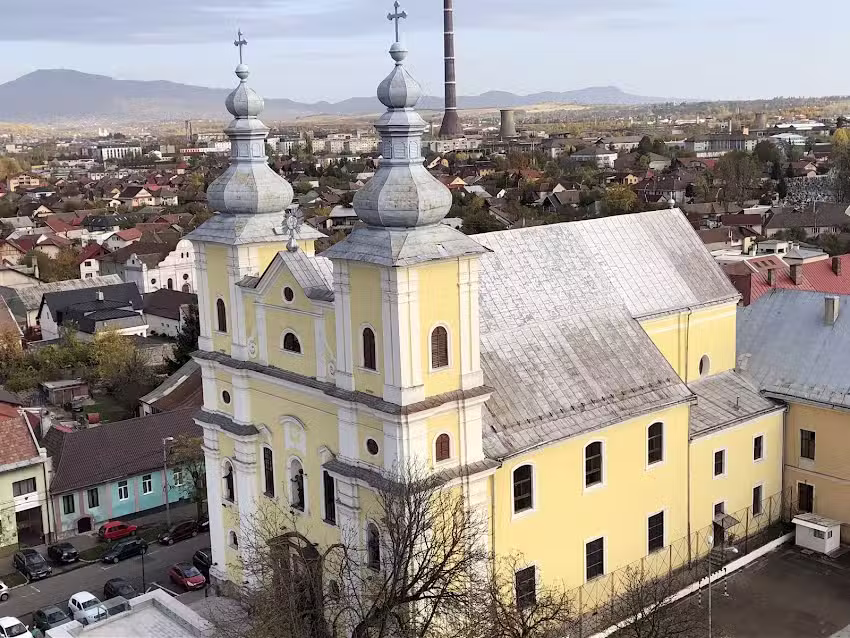 Szenth&aacute;roms&aacute;g-templom