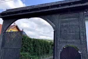 Templom, Pl&eacute;b&aacute;nia &eacute;s Iskola