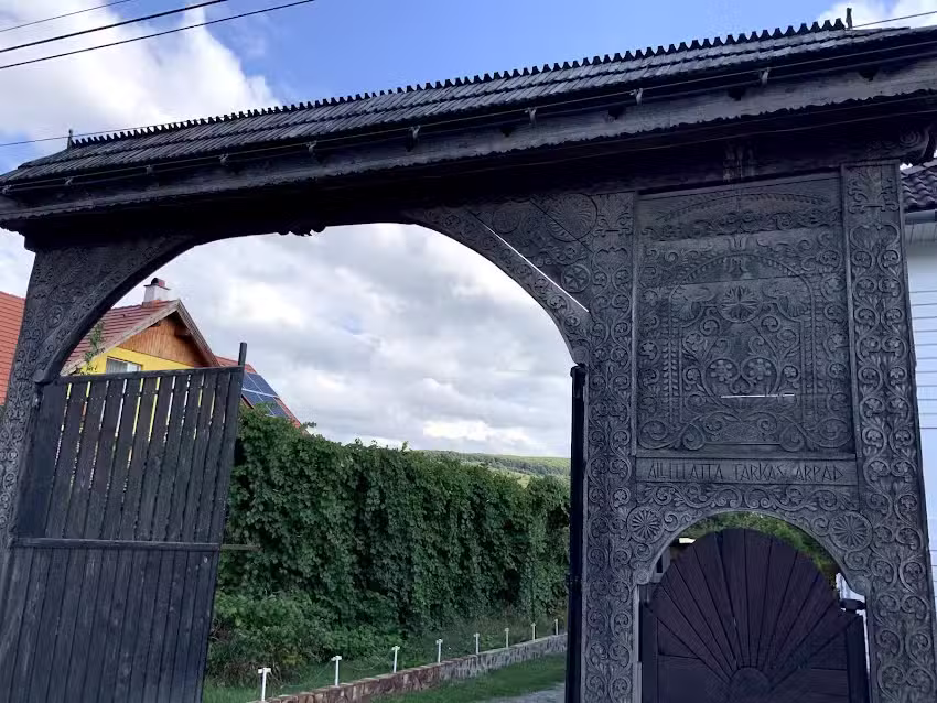 Templom, Pl&eacute;b&aacute;nia &eacute;s Iskola